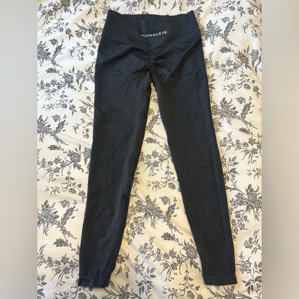 ALPHALETE - PUMP MID RISE LEGGING - Dark Grey 25” - NEVER WORN - Picture 4 of 5